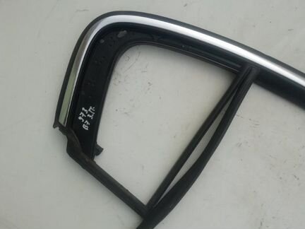 Уплотнитель стекла задний правый Volkswagen Passat