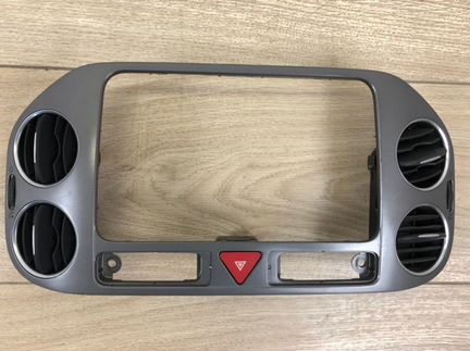 Рамка магнитолы с дефлекторами передняя Vw Tiguan