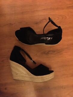 Босоножки на танкетке