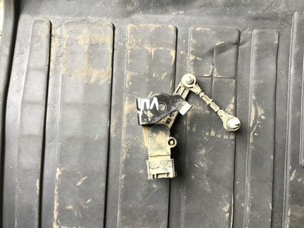 Датчик уровня подвески ренджровер Спорт б/у