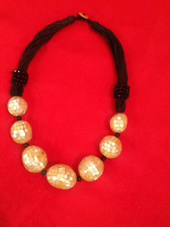 Колье из перламутра