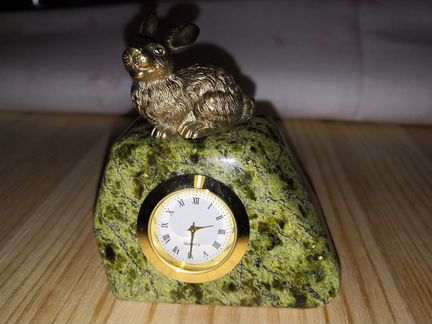 Часы настольные Кролик на змеевике