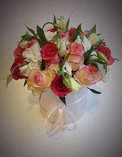 Роза с эустомой в коробке