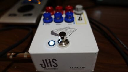 JHS Colour Box педаль preamp