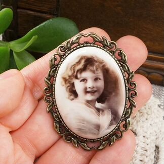 Брошь Девочка Винтажное Фото Сепия фарфор деколь