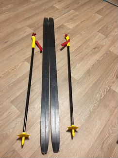 Лыжные палки и лыжи