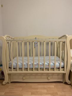 Детская кроватка с матрасом, маятником и ящиком