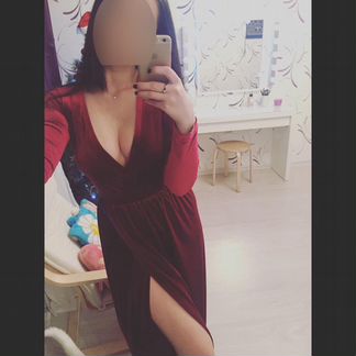 Вечернее платье с вырезом