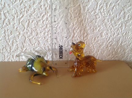 Сувенир. Фигурка из стекла (собака, оса)