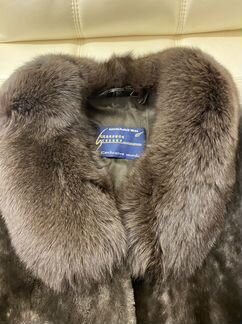 Шуба мутоновая с песцовым воротником и рукавами 46