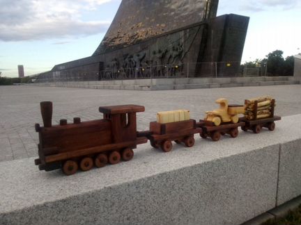 Паровоз деревянный большой с вагонами