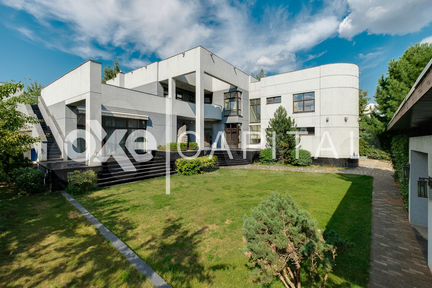 Дом 1300 м² на участке 22 сот.