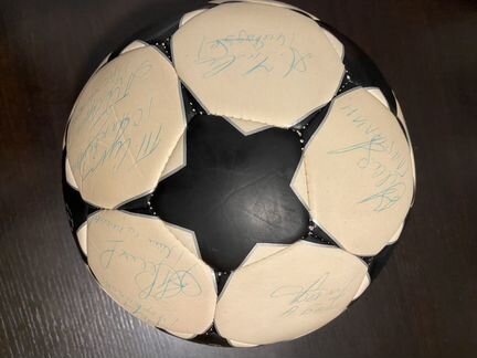 Мяч футбольный с автографами дорого