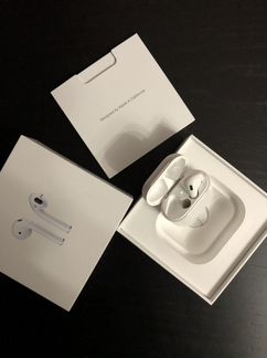 Коробка, кейс, кабель и левый наушник AirPods