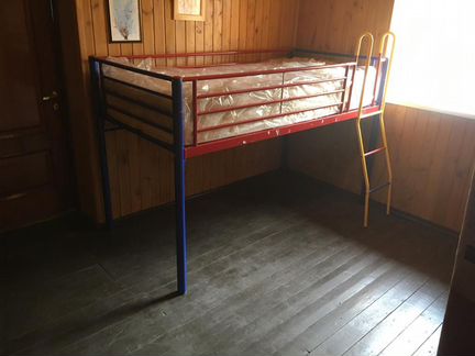Детская верхнеярусная кровать